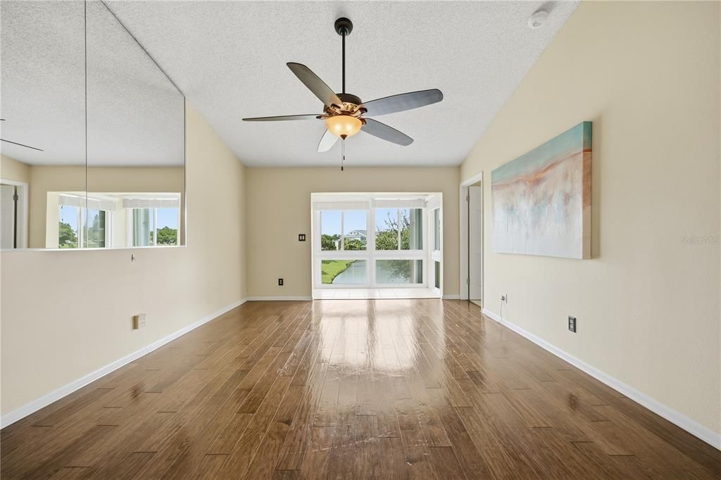 For Sale: $197,500 (2 beds, 2 baths, 985 Square Feet)