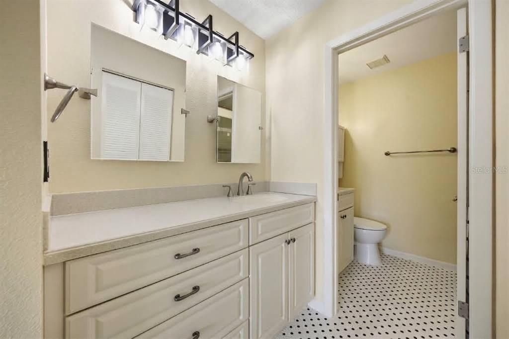 For Sale: $197,500 (2 beds, 2 baths, 985 Square Feet)