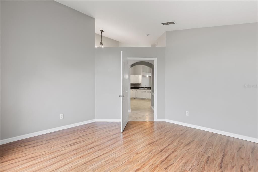 Activo con contrato: $429,000 (3 camas, 2 baños, 1891 Pies cuadrados)