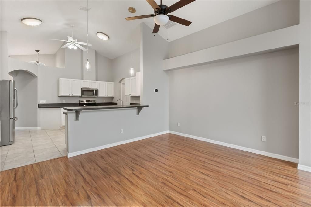 Activo con contrato: $429,000 (3 camas, 2 baños, 1891 Pies cuadrados)
