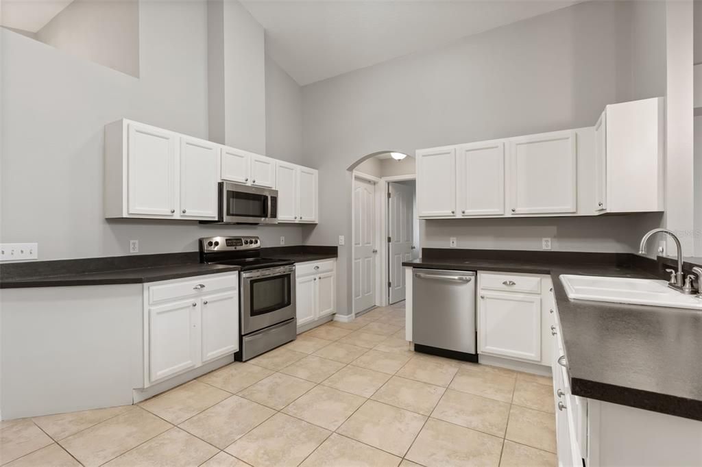 Activo con contrato: $429,000 (3 camas, 2 baños, 1891 Pies cuadrados)