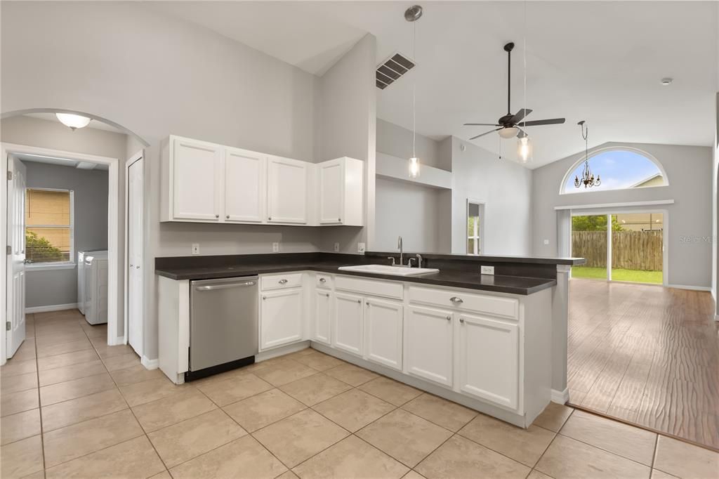 Activo con contrato: $429,000 (3 camas, 2 baños, 1891 Pies cuadrados)