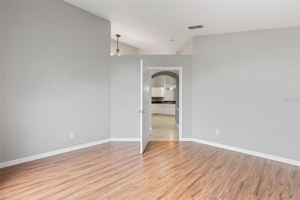 Activo con contrato: $429,000 (3 camas, 2 baños, 1891 Pies cuadrados)
