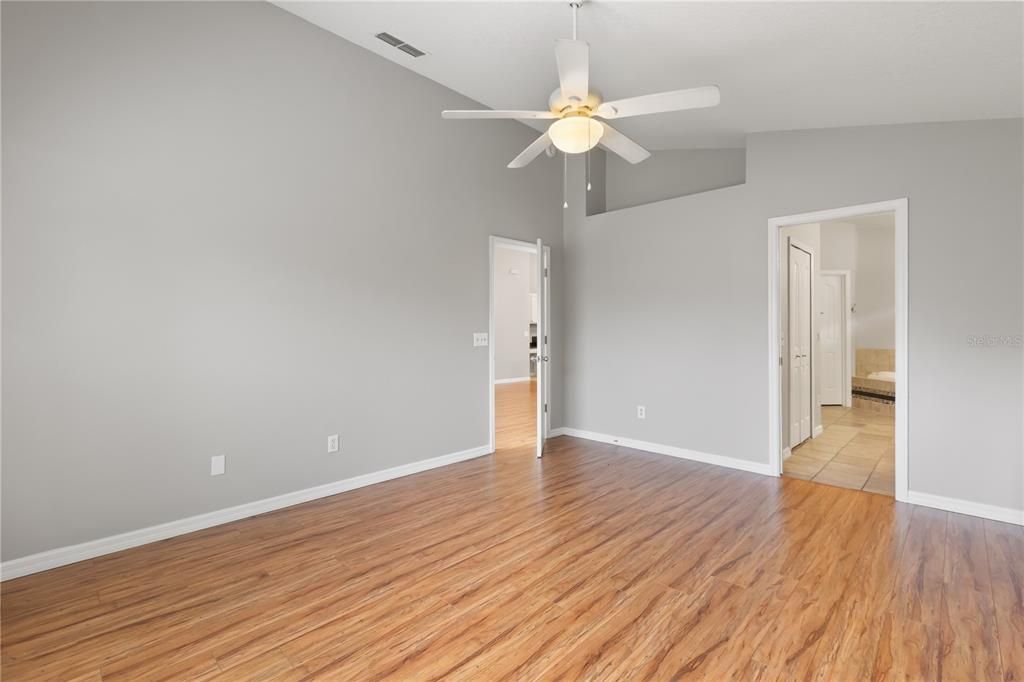 Activo con contrato: $429,000 (3 camas, 2 baños, 1891 Pies cuadrados)