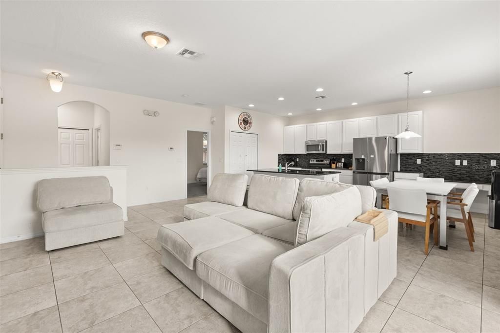 For Sale: $365,000 (4 beds, 3 baths, 1907 Square Feet)