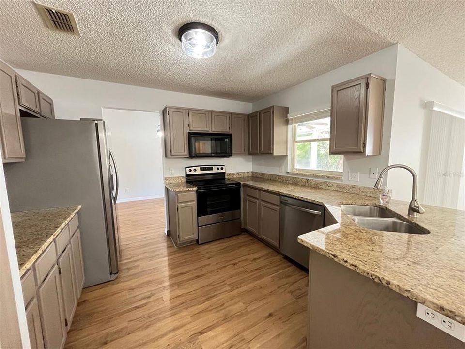 For Rent: $2,100 (3 beds, 2 baths, 1731 Square Feet)