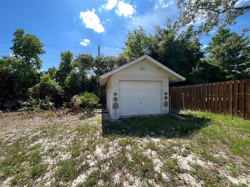 For Rent: $2,100 (3 beds, 2 baths, 1731 Square Feet)