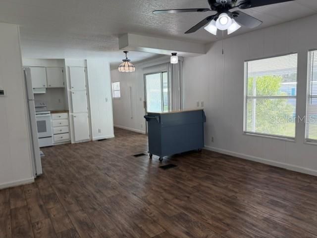For Sale: $139,900 (2 beds, 2 baths, 840 Square Feet)