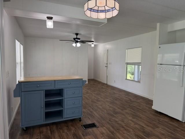 For Sale: $139,900 (2 beds, 2 baths, 840 Square Feet)