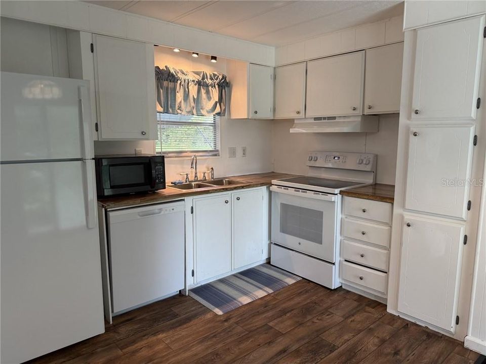 For Sale: $139,900 (2 beds, 2 baths, 840 Square Feet)