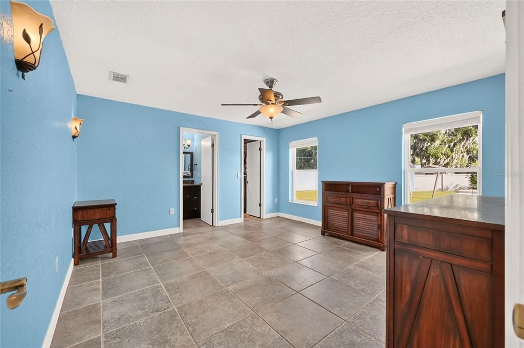 For Sale: $299,999 (3 beds, 2 baths, 1407 Square Feet)