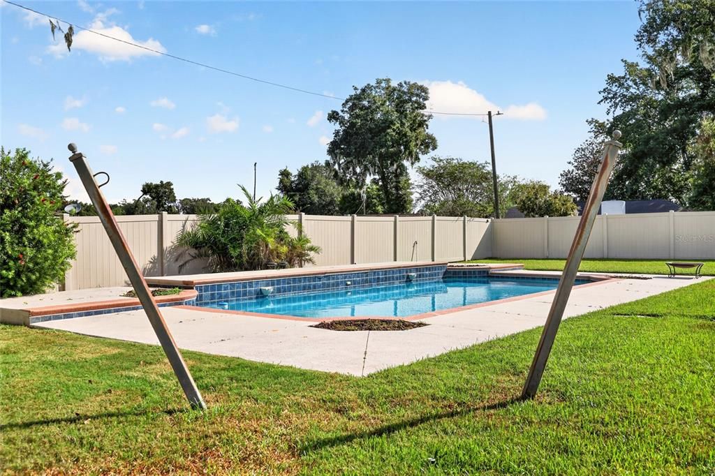 For Sale: $299,999 (3 beds, 2 baths, 1407 Square Feet)