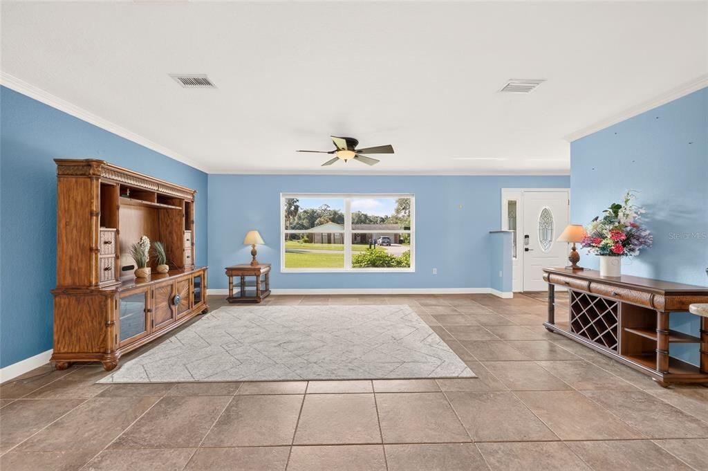 For Sale: $299,999 (3 beds, 2 baths, 1407 Square Feet)