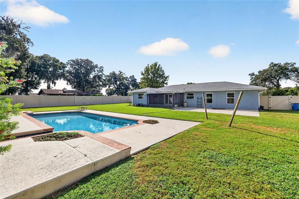 For Sale: $299,999 (3 beds, 2 baths, 1407 Square Feet)