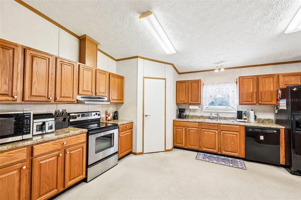 For Sale: $340,000 (4 beds, 2 baths, 2280 Square Feet)