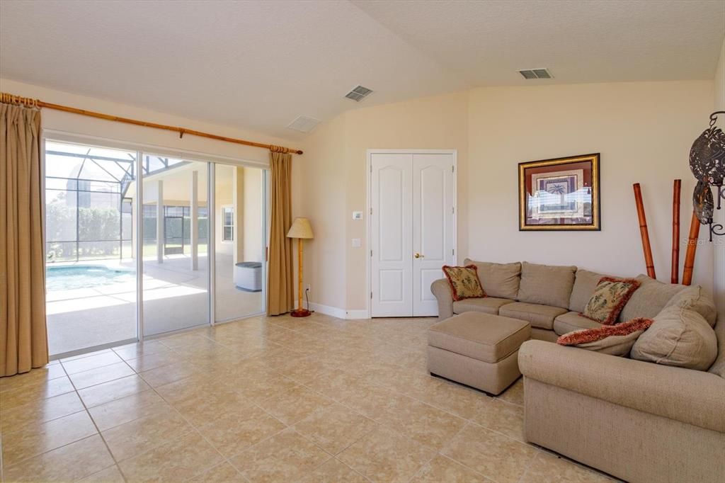 En Venta: $829,000 (4 camas, 3 baños, 3440 Pies cuadrados)