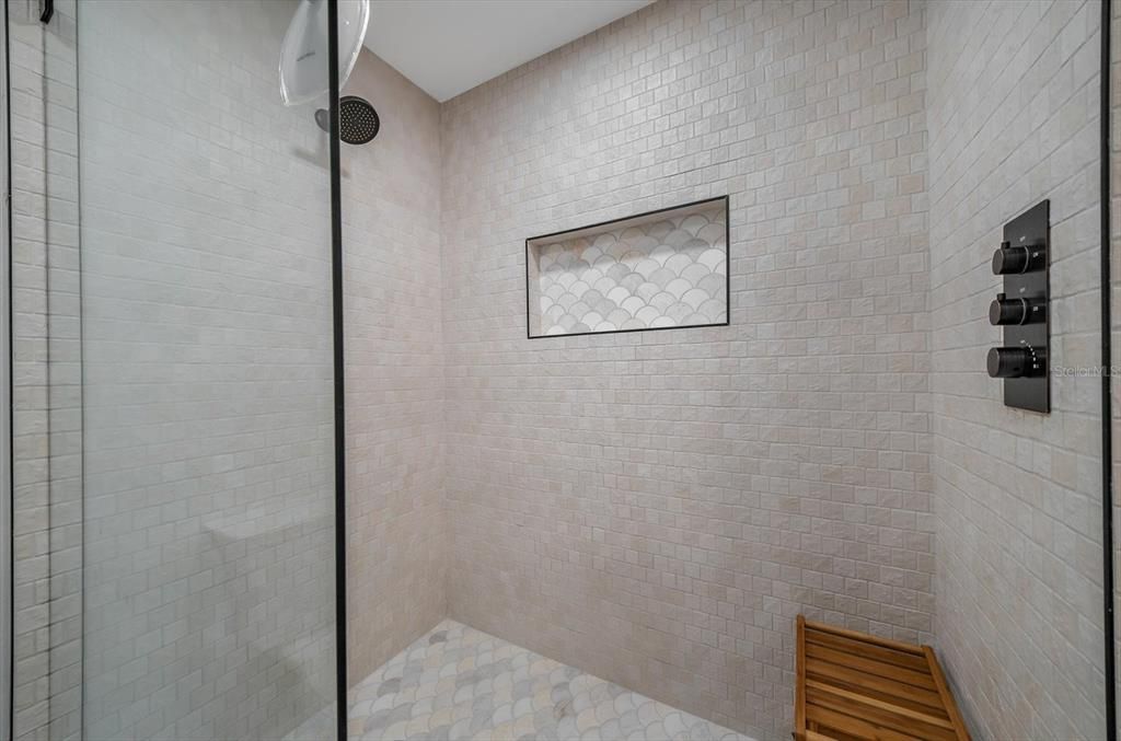 For Sale: $1,300,000 (6 beds, 3 baths, 3528 Square Feet)