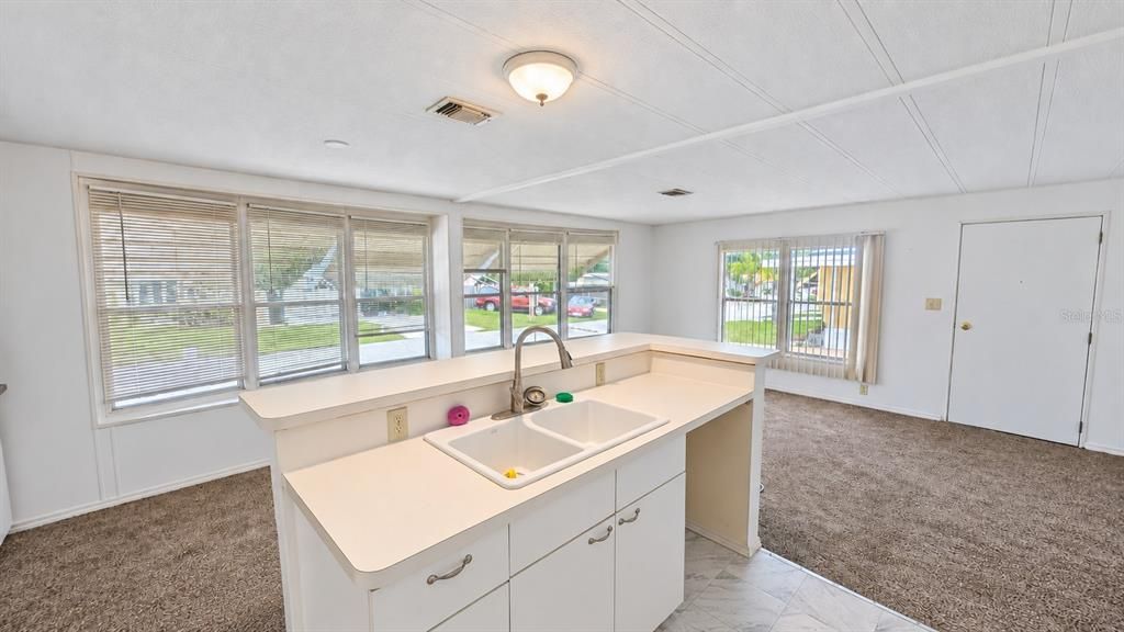 For Rent: $1,300 (2 beds, 1 baths, 768 Square Feet)