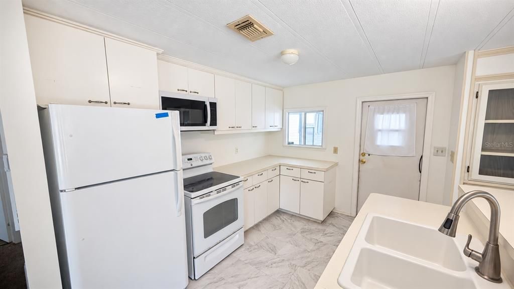 For Rent: $1,300 (2 beds, 1 baths, 768 Square Feet)