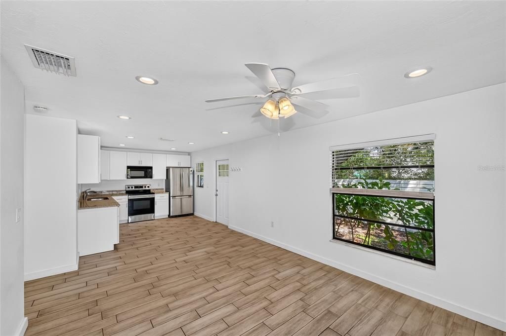En Venta: $396,000 (4 camas, 0 baños, 1651 Pies cuadrados)
