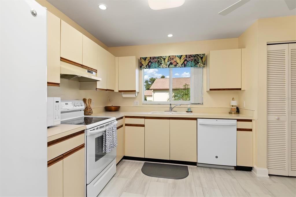 For Sale: $260,000 (2 beds, 2 baths, 1453 Square Feet)