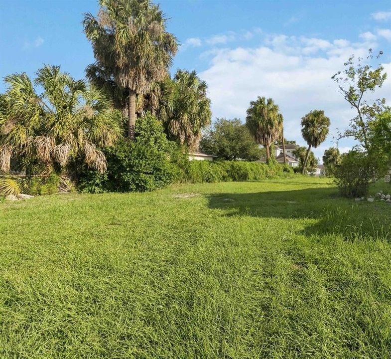 待售: $200,000 (0.11 acres)
