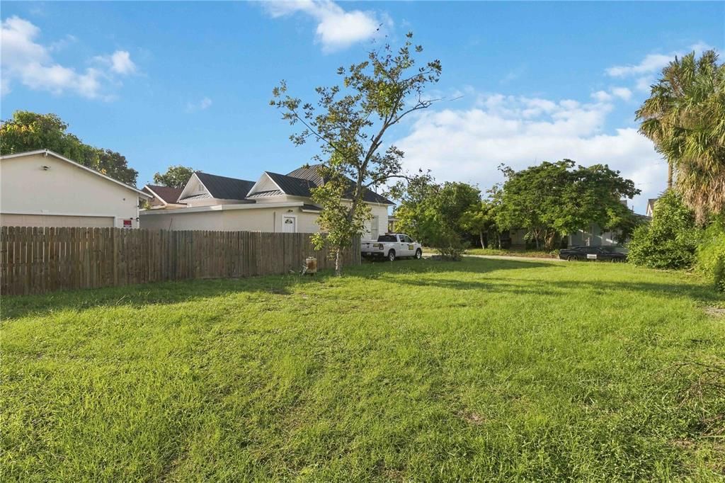 待售: $200,000 (0.11 acres)