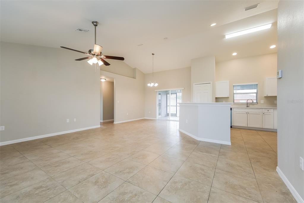 For Rent: $1,950 (4 beds, 2 baths, 1685 Square Feet)