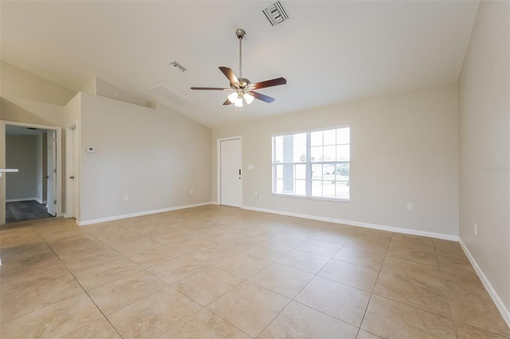 For Rent: $1,950 (4 beds, 2 baths, 1685 Square Feet)