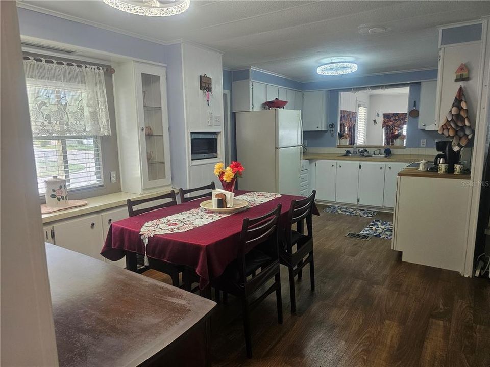 For Sale: $169,900 (2 beds, 2 baths, 1120 Square Feet)