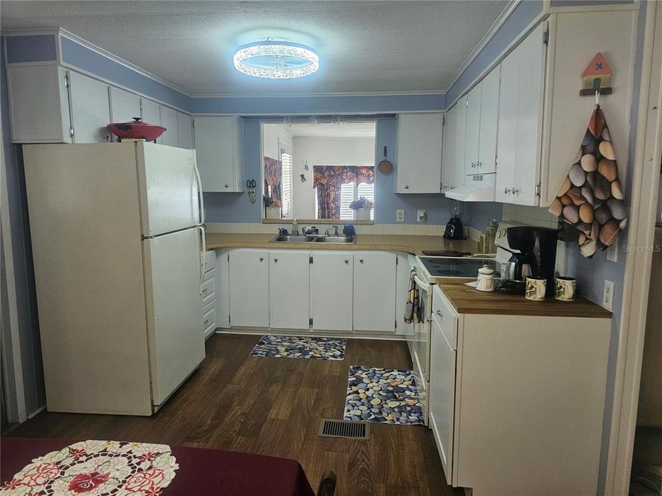 For Sale: $169,900 (2 beds, 2 baths, 1120 Square Feet)