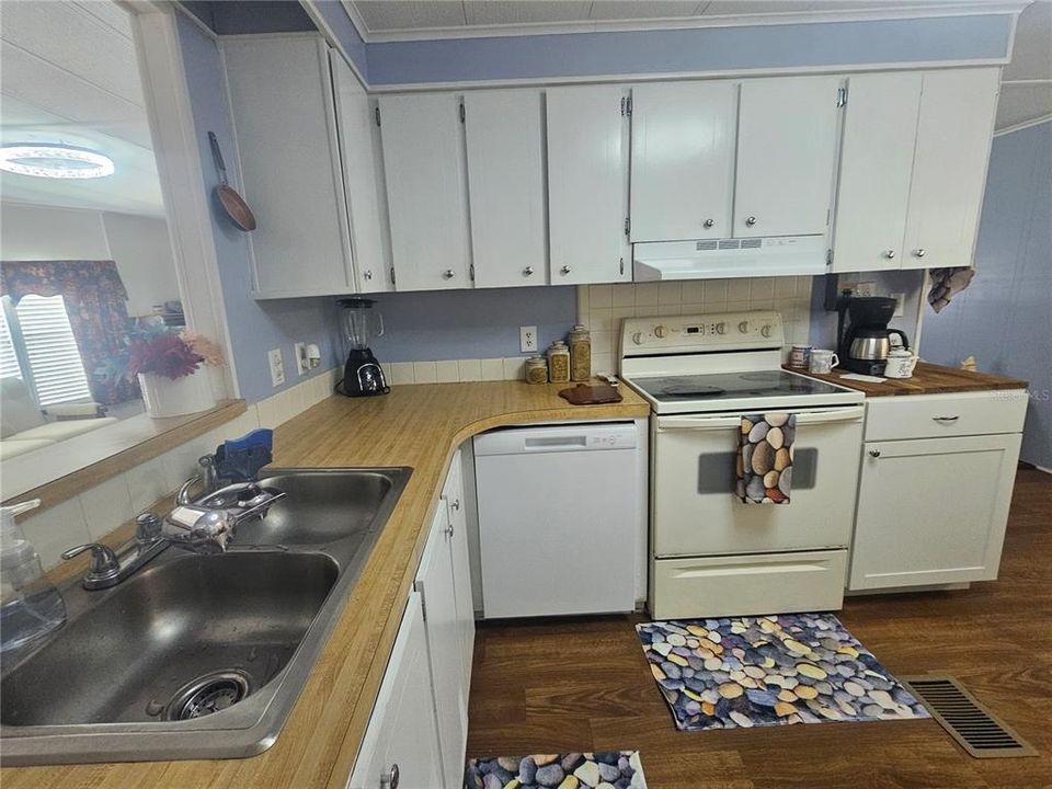 For Sale: $169,900 (2 beds, 2 baths, 1120 Square Feet)