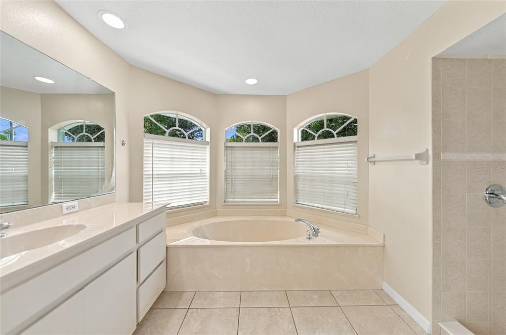 For Sale: $350,000 (3 beds, 2 baths, 1564 Square Feet)