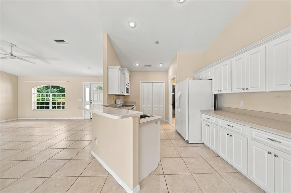 For Sale: $350,000 (3 beds, 2 baths, 1564 Square Feet)