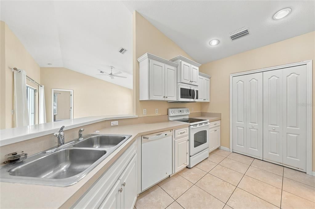 For Sale: $350,000 (3 beds, 2 baths, 1564 Square Feet)