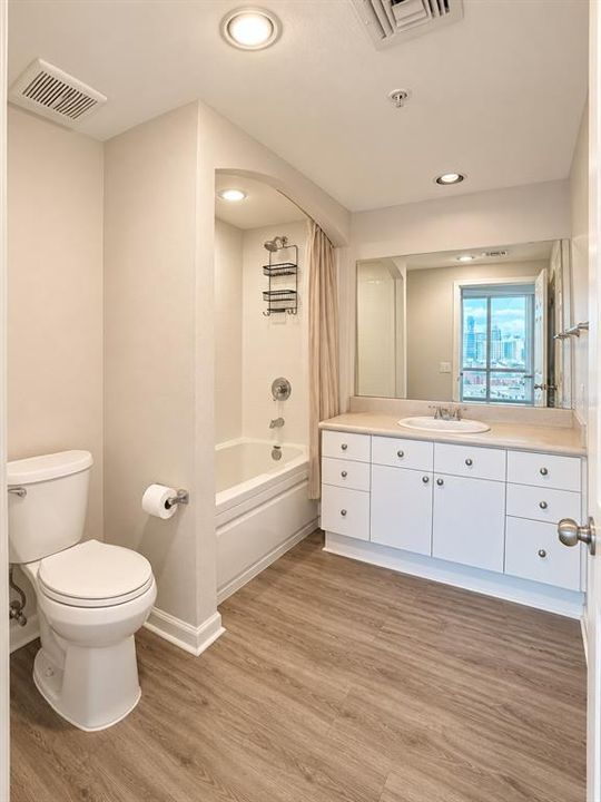 For Rent: $1,750 (1 beds, 1 baths, 1023 Square Feet)