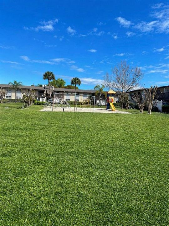 For Sale: $140,000 (2 beds, 1 baths, 881 Square Feet)