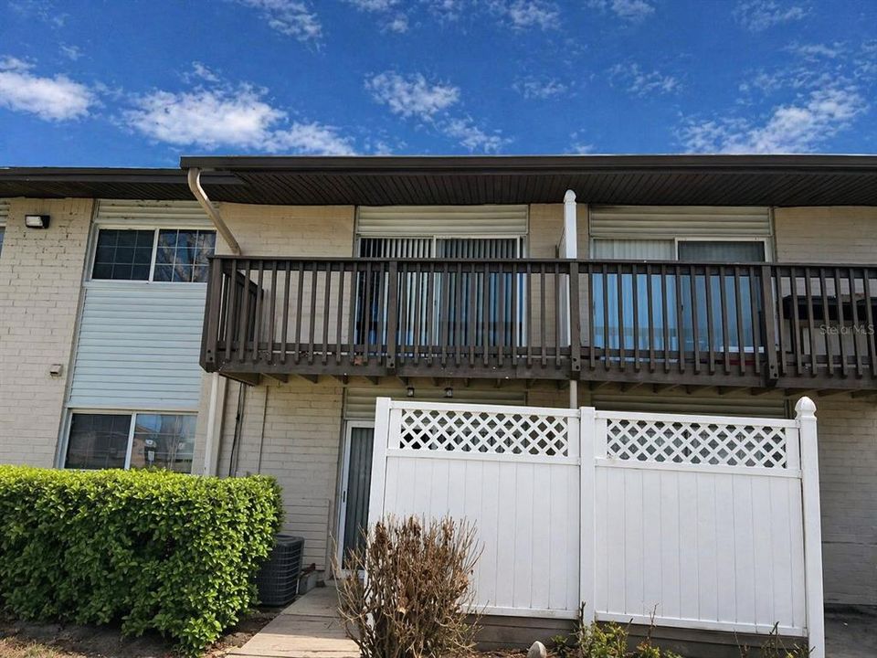 For Sale: $140,000 (2 beds, 1 baths, 881 Square Feet)