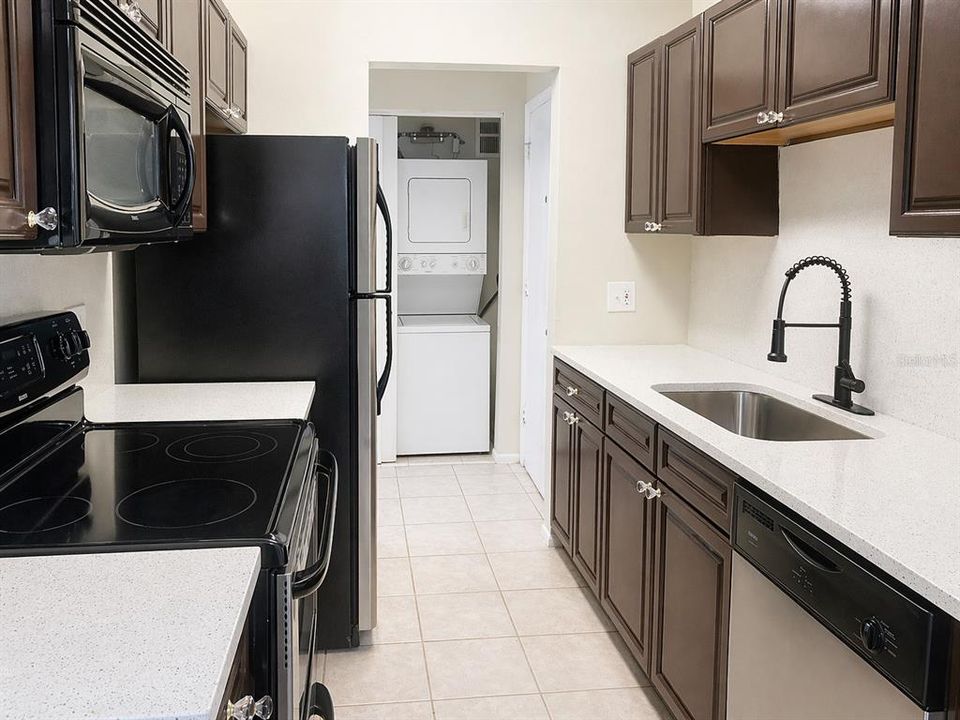For Sale: $140,000 (2 beds, 1 baths, 881 Square Feet)