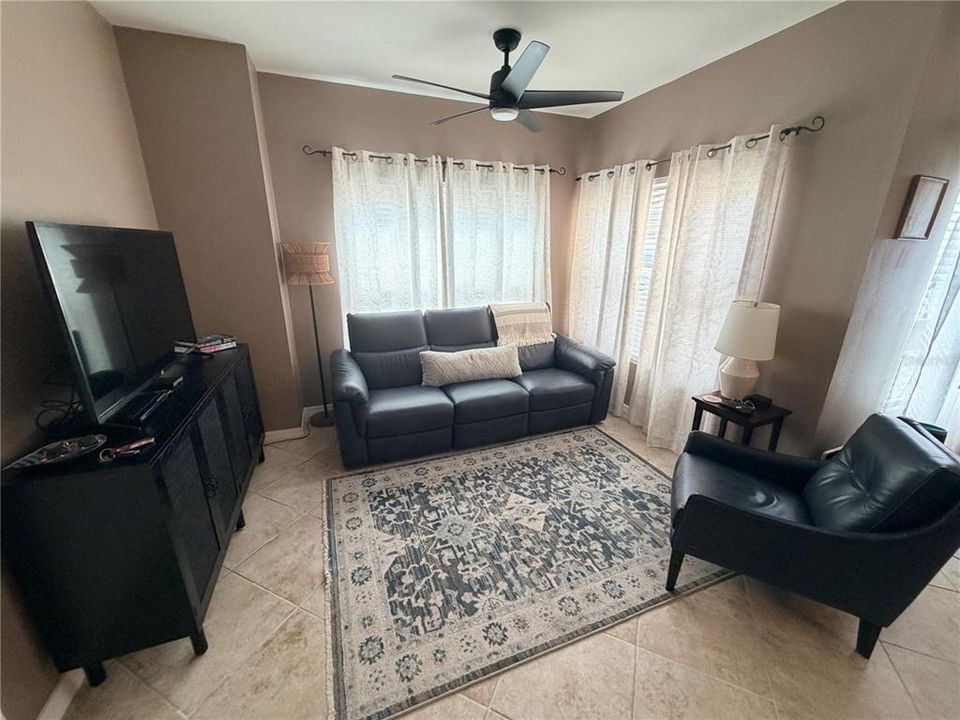 В аренду: $2,000 (2 спален, 2 ванн, 925 Квадратных фут)
