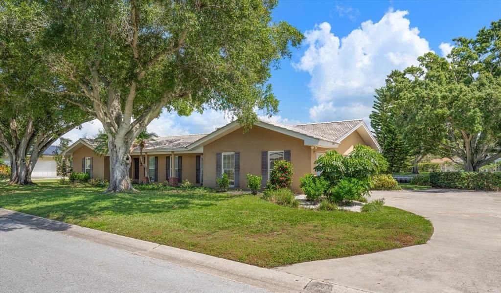 For Sale: $775,000 (3 beds, 2 baths, 2083 Square Feet)