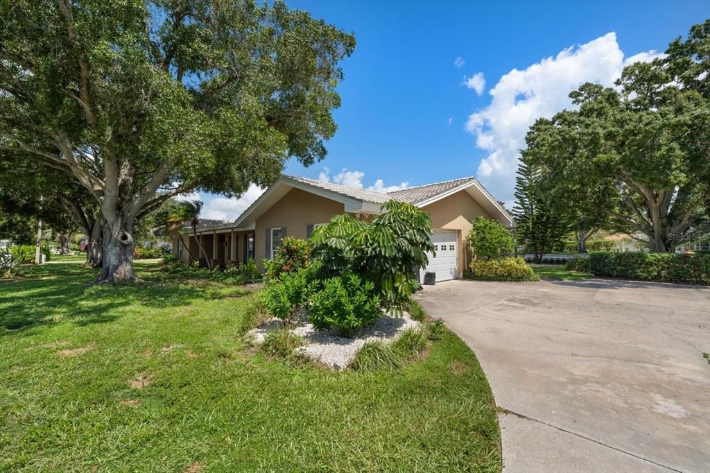 For Sale: $775,000 (3 beds, 2 baths, 2083 Square Feet)