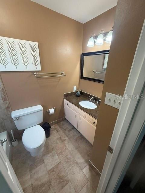 На продажу: $168,995 (2 спален, 2 ванн, 1073 Квадратных фут)