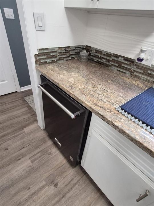 На продажу: $168,995 (2 спален, 2 ванн, 1073 Квадратных фут)