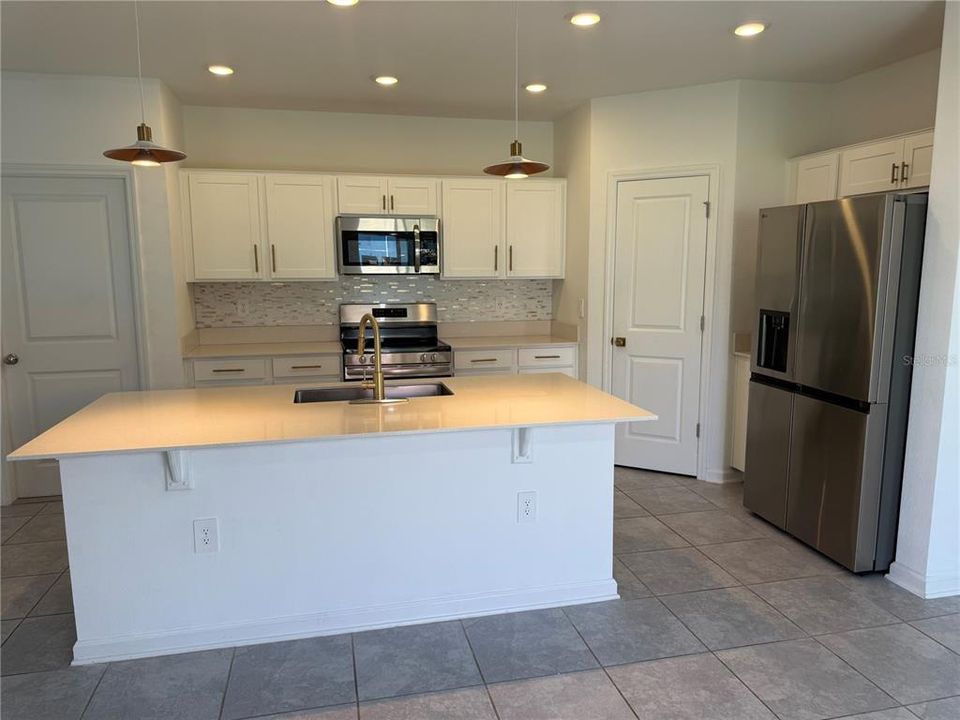 For Rent: $2,050 (4 beds, 2 baths, 1933 Square Feet)