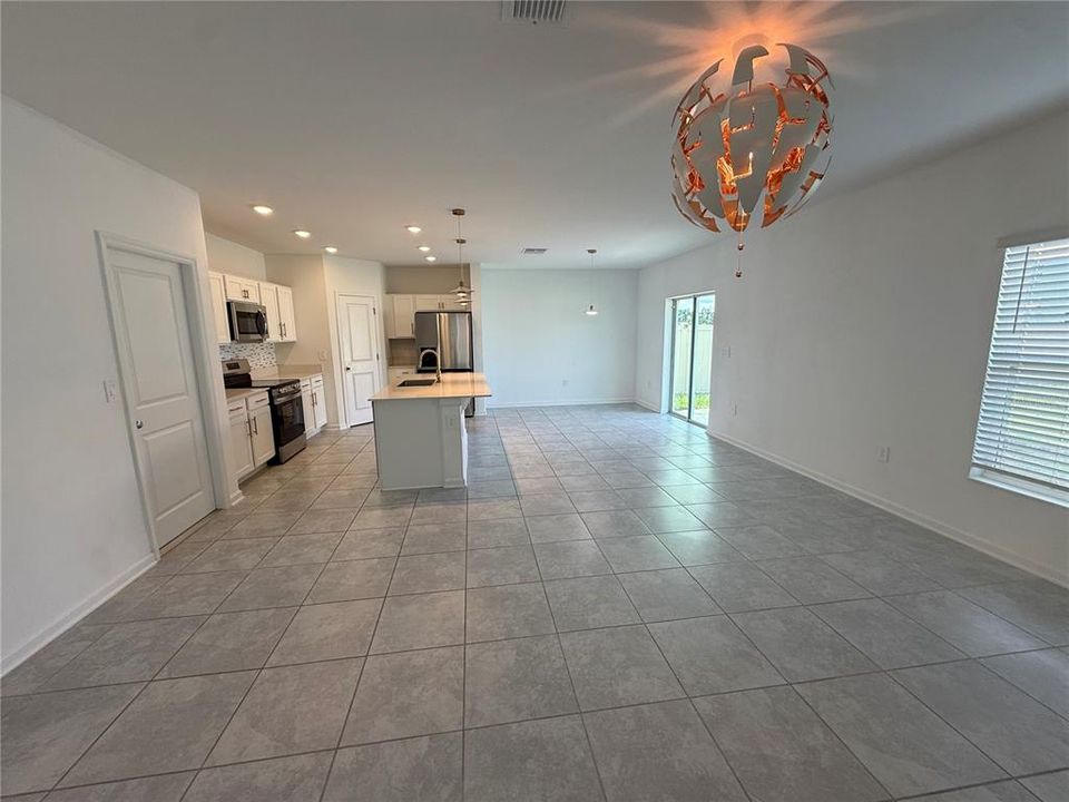 For Rent: $2,050 (4 beds, 2 baths, 1933 Square Feet)