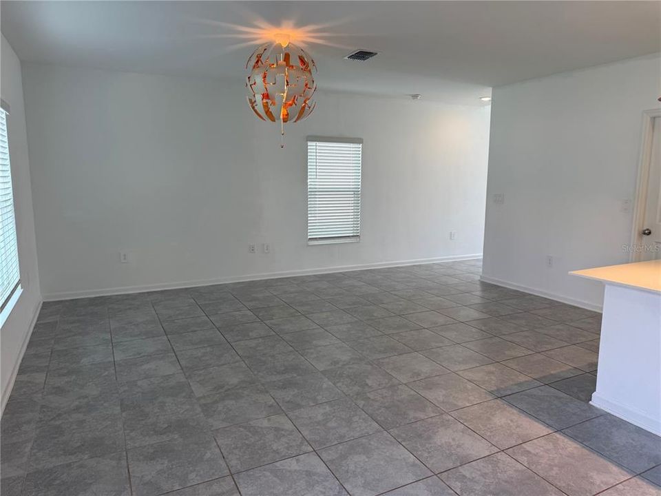 For Rent: $2,050 (4 beds, 2 baths, 1933 Square Feet)