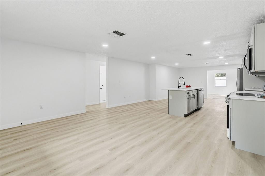 На продажу: $299,900 (3 спален, 2 ванн, 1563 Квадратных фут)