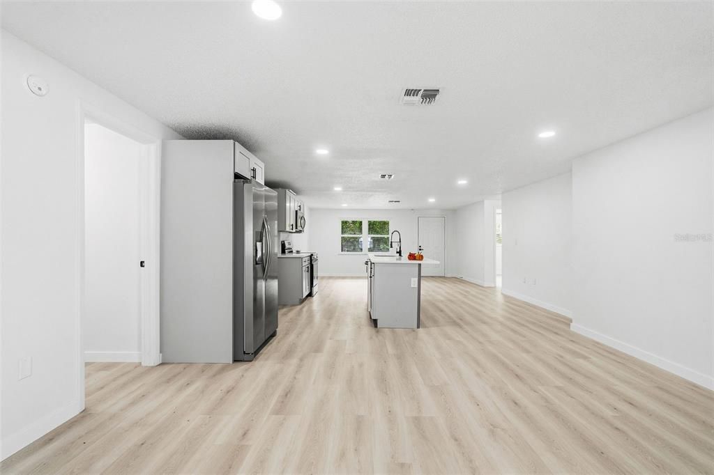 На продажу: $299,900 (3 спален, 2 ванн, 1563 Квадратных фут)