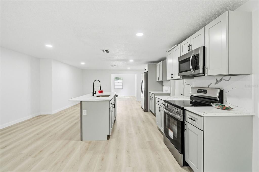 На продажу: $299,900 (3 спален, 2 ванн, 1563 Квадратных фут)